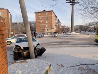 В Улан-Удэ автомобиль наехал на пешеходов и врезался в столб (ОБНОВЛЕНО)