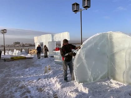 В Иркутске возводят ледяной мост и «Дерево жизни»