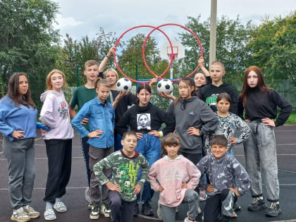 Родная мама забрала троих детей из социального центра домой