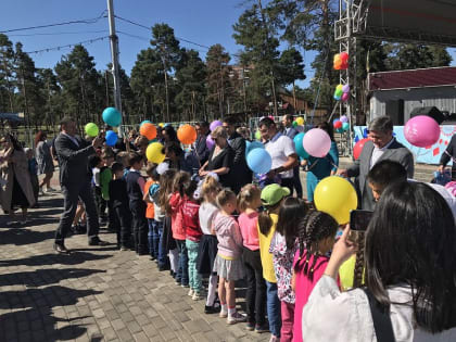 Первоклашек Октябрьского района поздравили с наступающим днем знаний