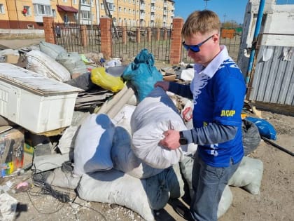 Жители Левого берега и Бурвода провели уборку территории и вывезли мусор со свалки у школы