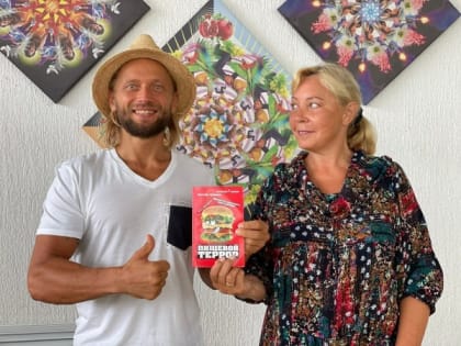 «Соседи кормили ее из-под полы капустой». Сын блогера-праноеда умер от истощения, жена задержана