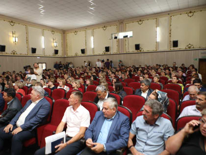 280 педагогов и управленцев приняли участие в Августовской конференции работников образования Прибайкальского района