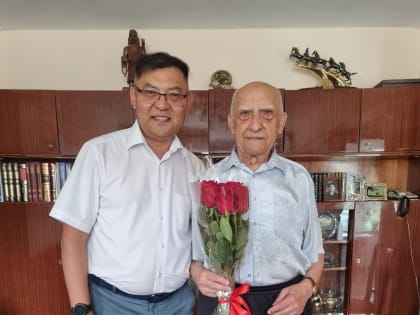 Ректор Бурятского госуниверситета поздравил с 90-летием преподавателя вуза