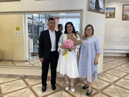 В День молодежи замминистра спорта Бурятии поздравила молодоженов с бракосочетанием