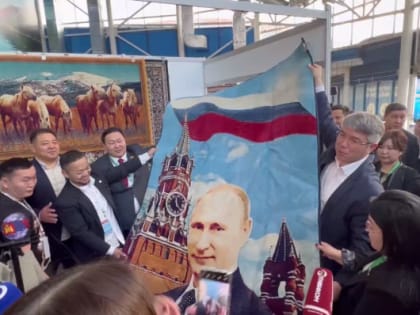 Глава Бурятии купил ковёр с изображением Путина