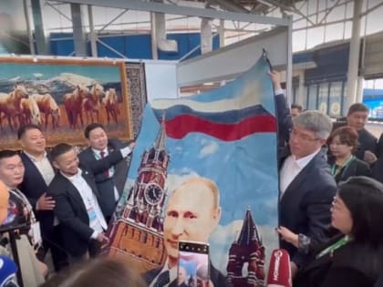 Глава Бурятии купил ковер с изображением президента России