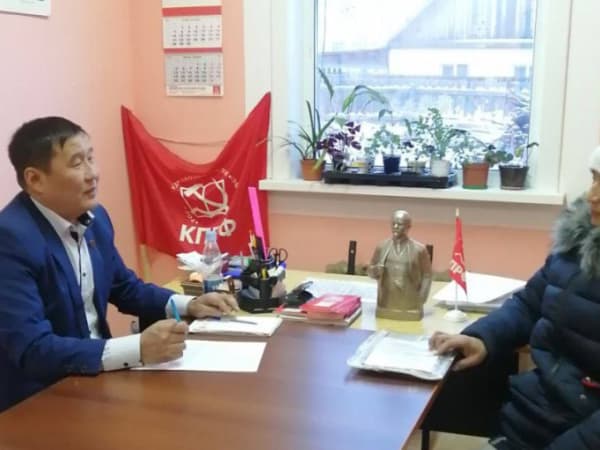 Депутат Народного Хурала Тумэн Дондоков провел прием граждан в Еравнинском районе