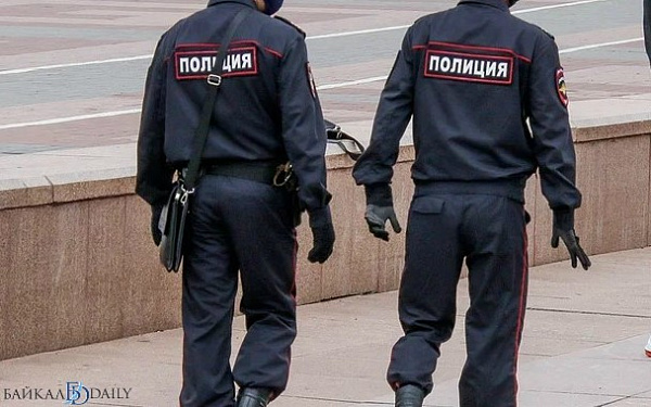 Полиция вскрывает машину