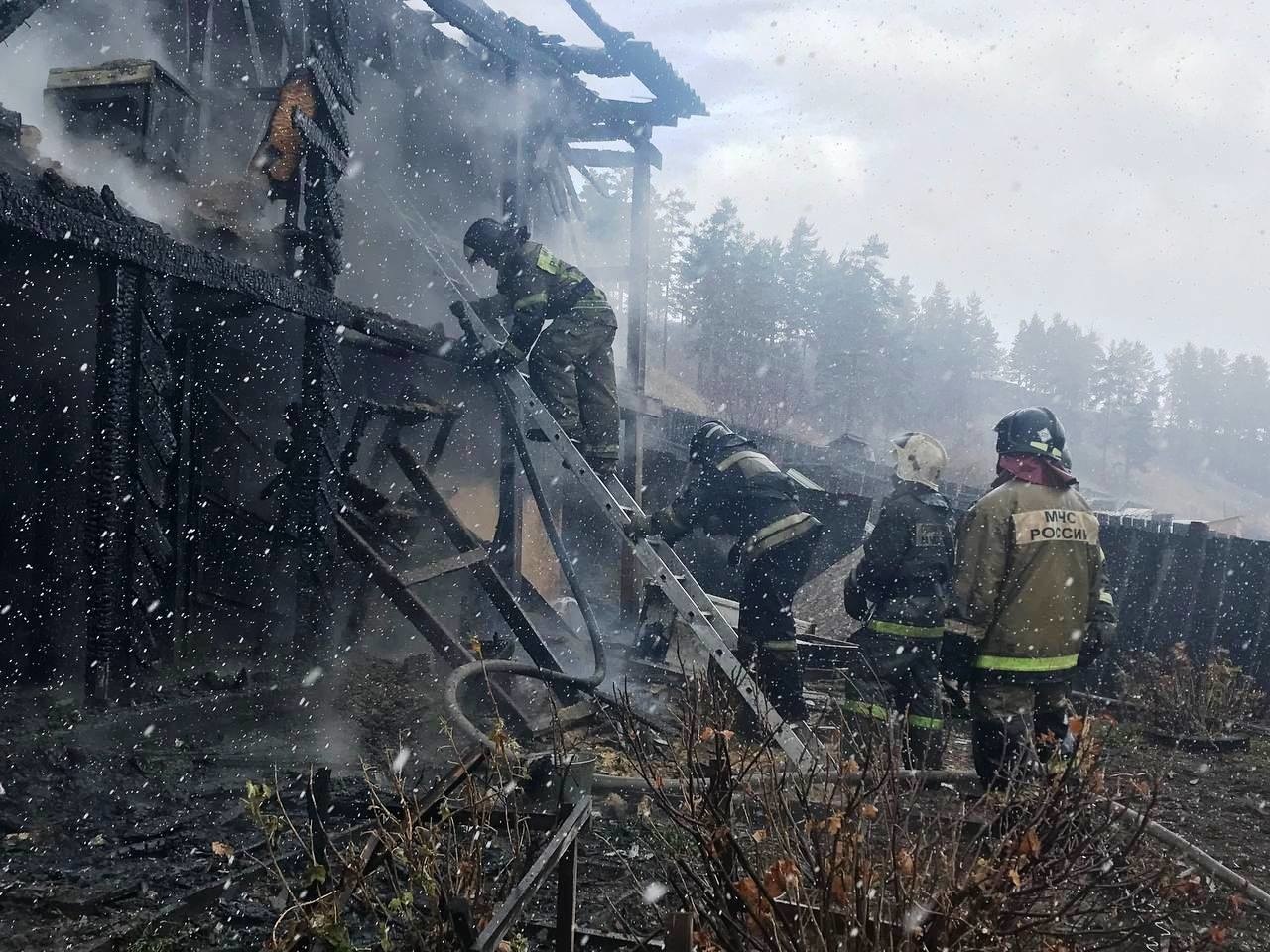 Пожар в улан удэ. Пожар. Пожары в России. Куеда - сгорел дом.