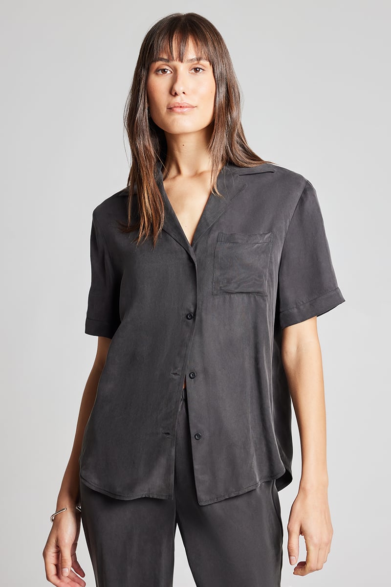 ODE Gene Short Sleeve Shirt Background Image
