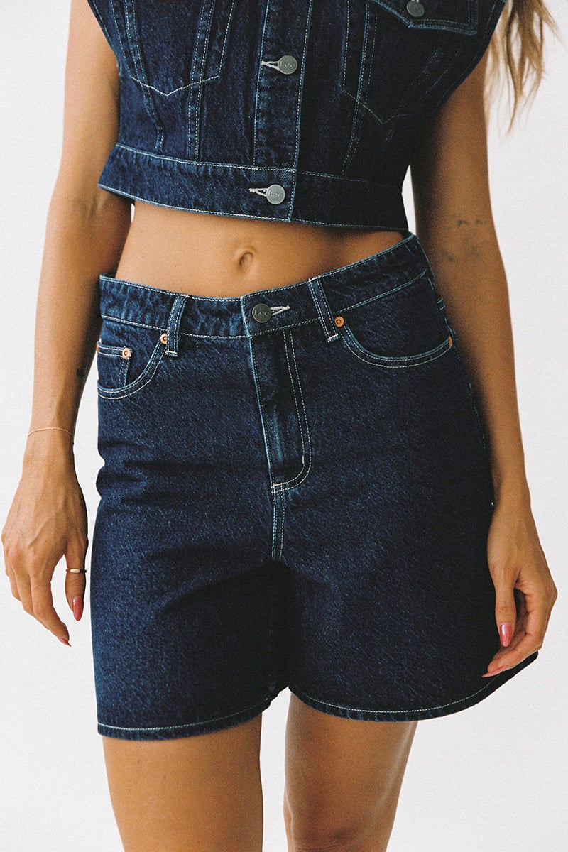 Lee Signature Mid Relaxed Short Background Image