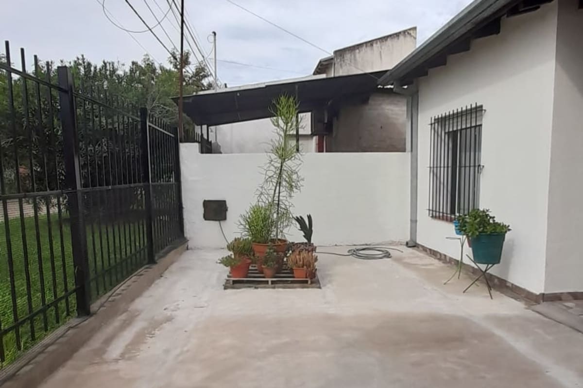 Hermosa Casa de 3 Dormitorios con Amplio Jardín y Cochera – Barrio San Isidro