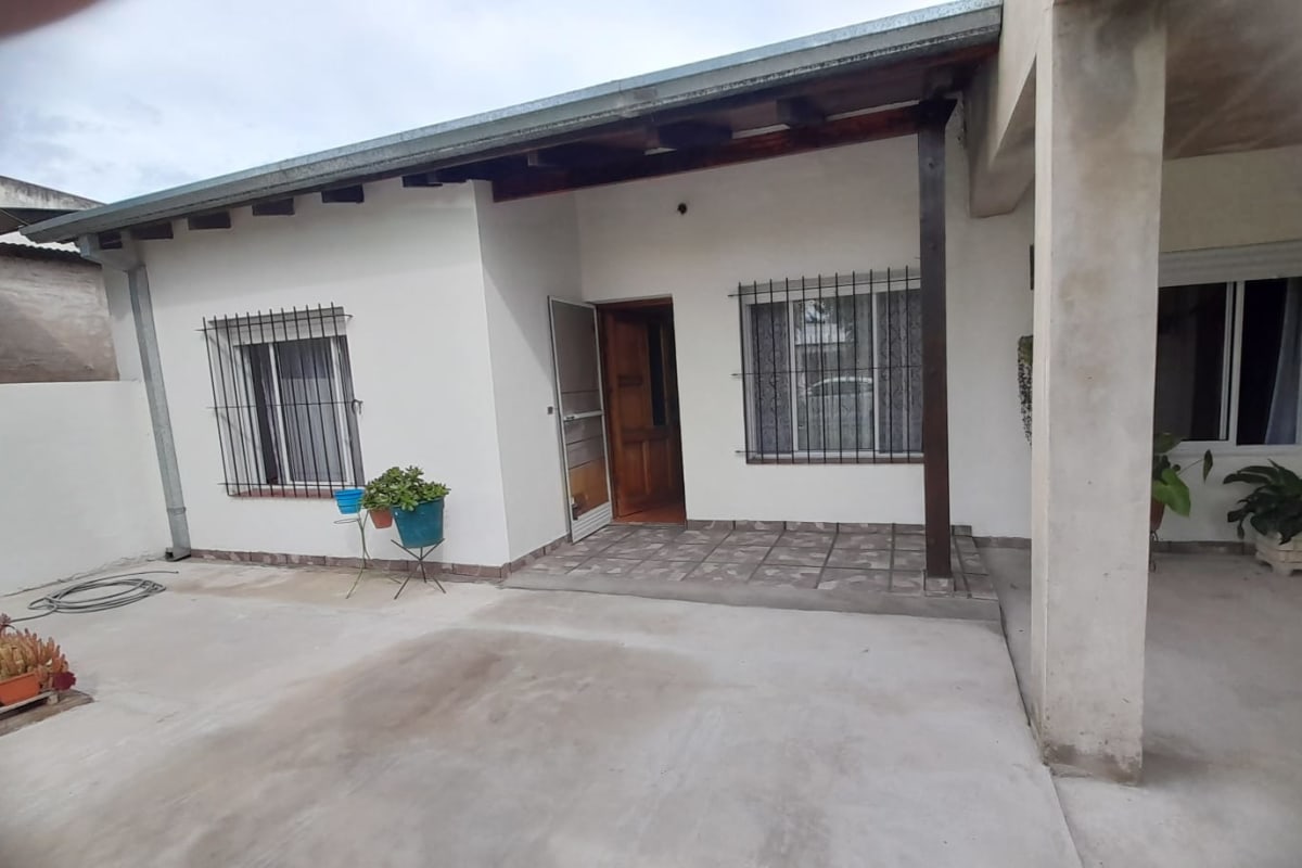 Hermosa Casa de 3 Dormitorios con Amplio Jardín y Cochera – Barrio San Isidro