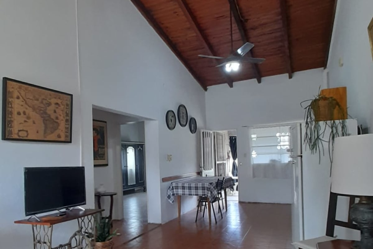 Hermosa Casa de 3 Dormitorios con Amplio Jardín y Cochera – Barrio San Isidro