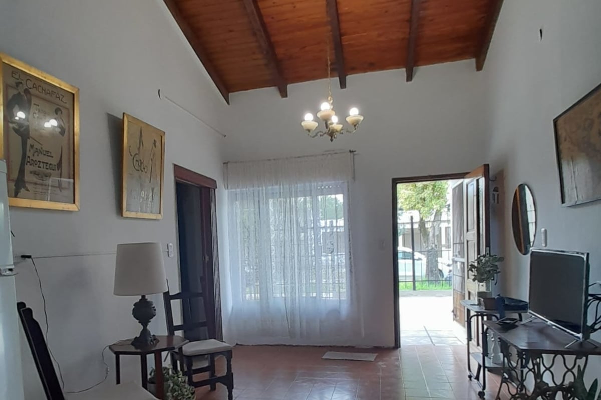 Hermosa Casa de 3 Dormitorios con Amplio Jardín y Cochera – Barrio San Isidro