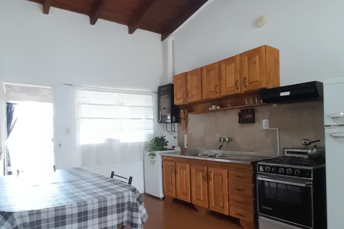 Hermosa Casa de 3 Dormitorios con Amplio Jardín y Cochera – Barrio San Isidro