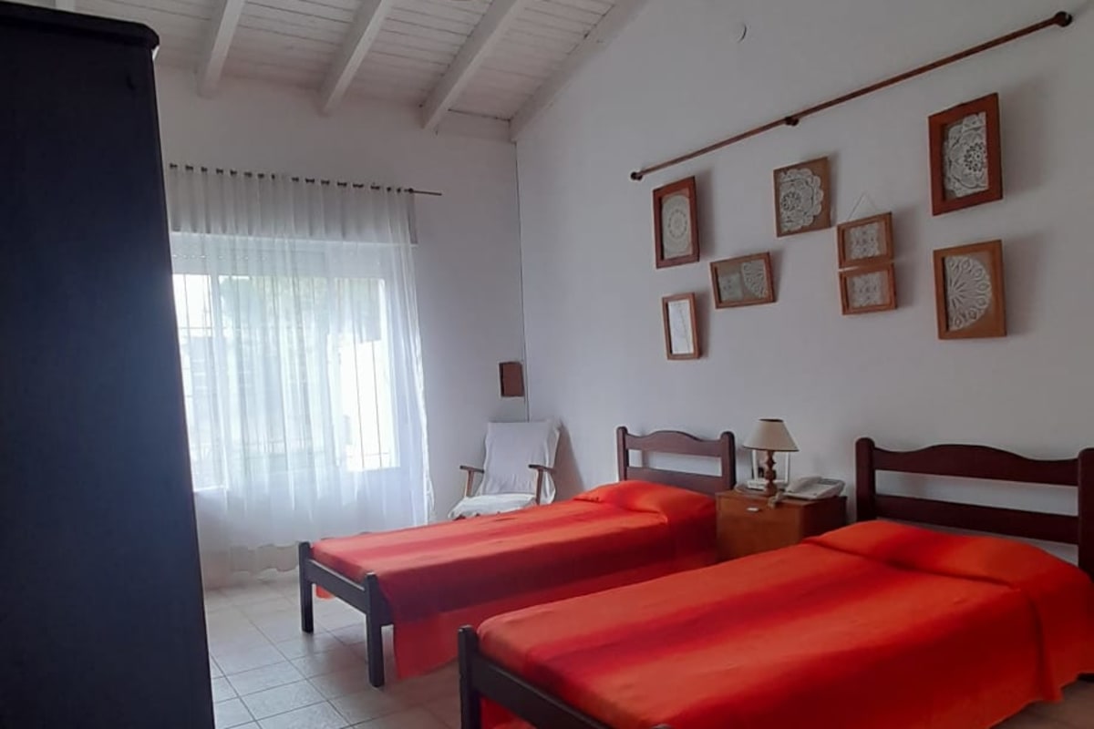 Hermosa Casa de 3 Dormitorios con Amplio Jardín y Cochera – Barrio San Isidro