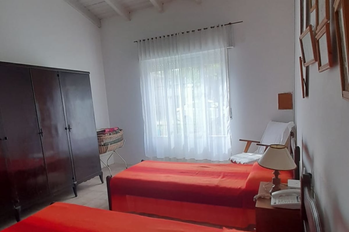 Hermosa Casa de 3 Dormitorios con Amplio Jardín y Cochera – Barrio San Isidro