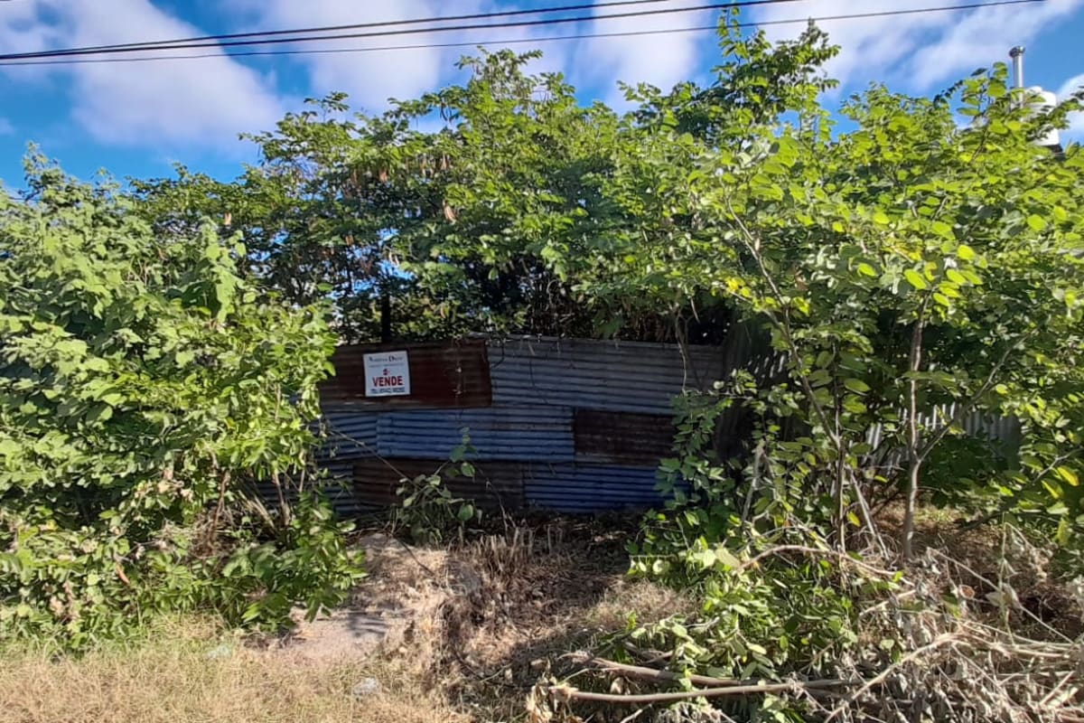Oportunidad en Barrio La Rural: Terreno de 408 m2 con Frente Amplio y Todos los Servicios