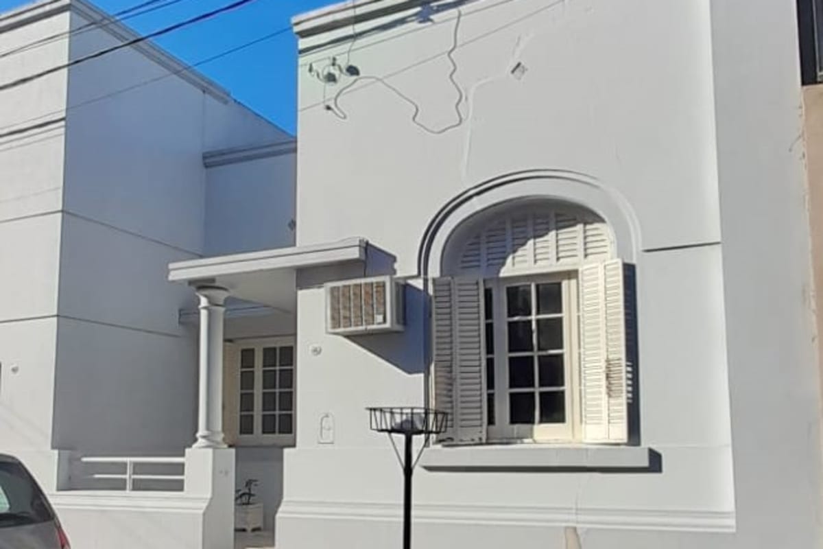 Hermosa Casa en Alquiler en Ubicación Privilegiada! Sólida, Amplia y Luminosa