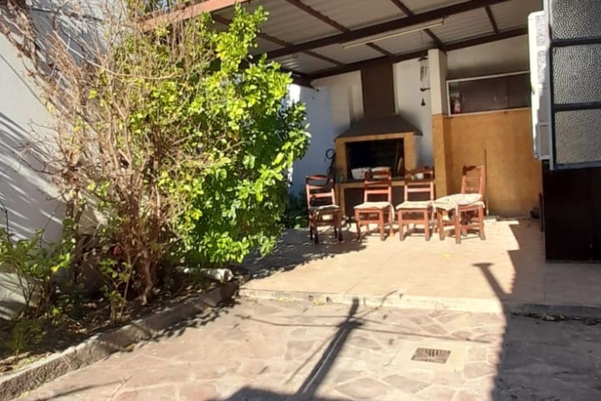 Hermosa Casa en Alquiler en Ubicación Privilegiada! Sólida, Amplia y Luminosa