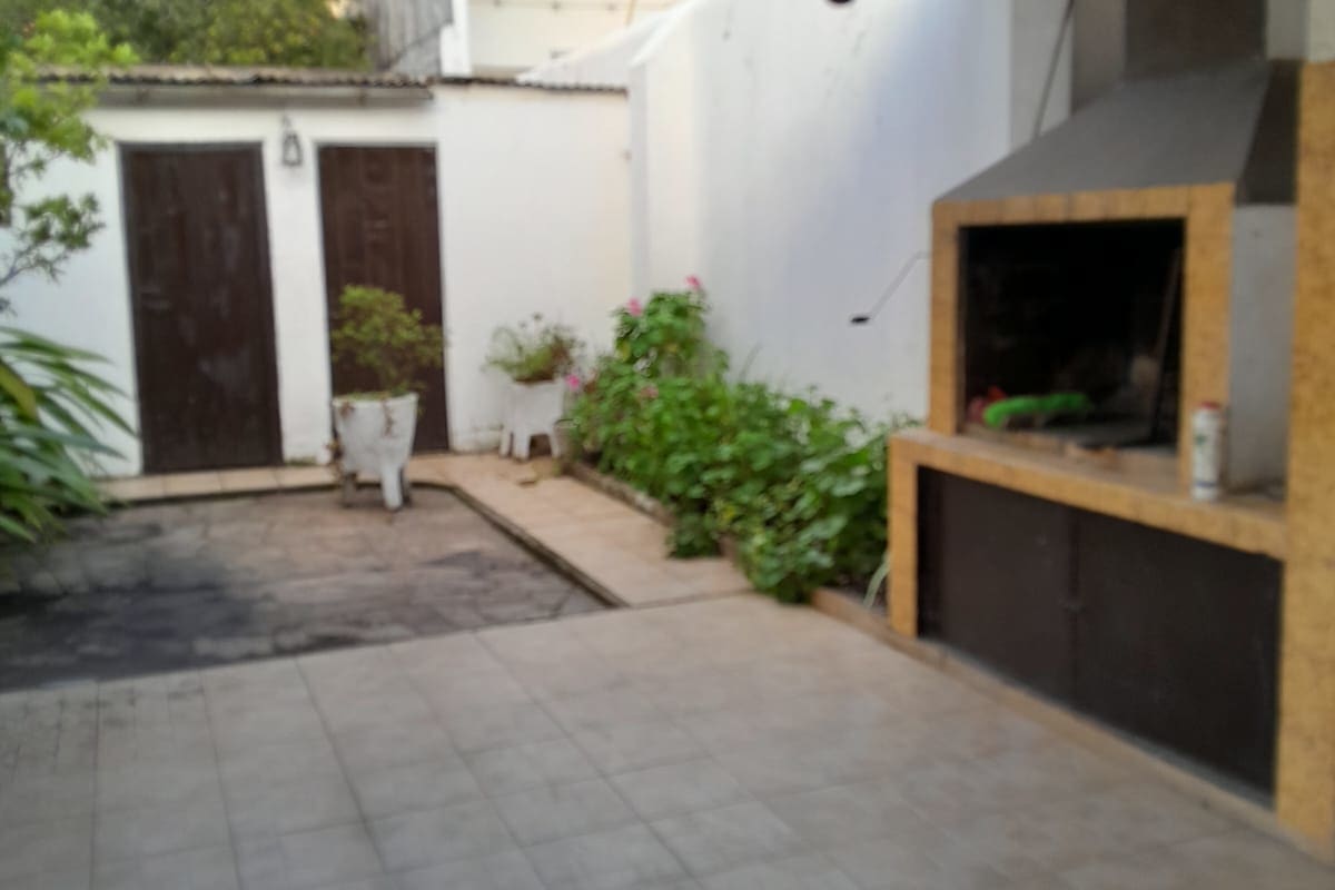 Hermosa Casa en Alquiler en Ubicación Privilegiada! Sólida, Amplia y Luminosa