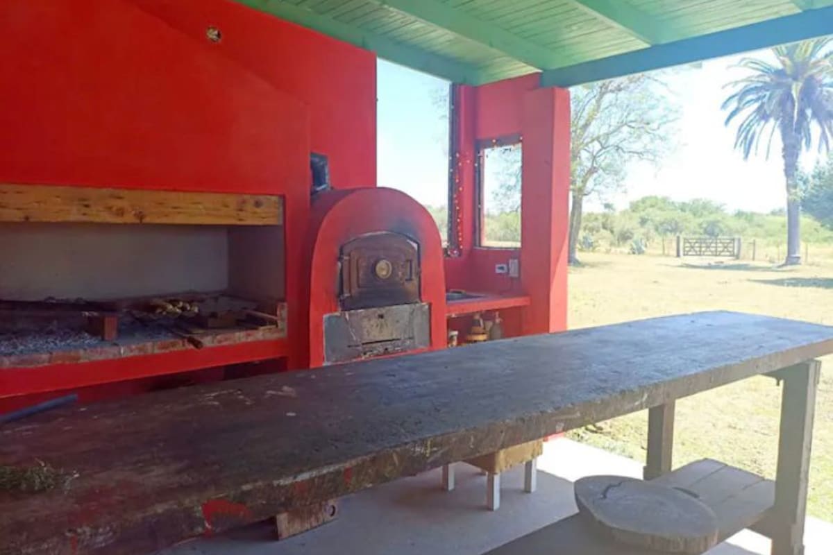 ¡Viví el Encanto Rural! Hermosa Casa de Campo con 7 Hectáreas en Colonia Elía