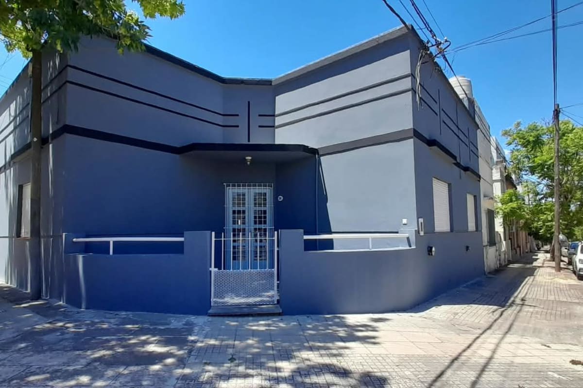 Casa en esquina en Puerto Nuevo: confort, estilo y ubicación estratégica