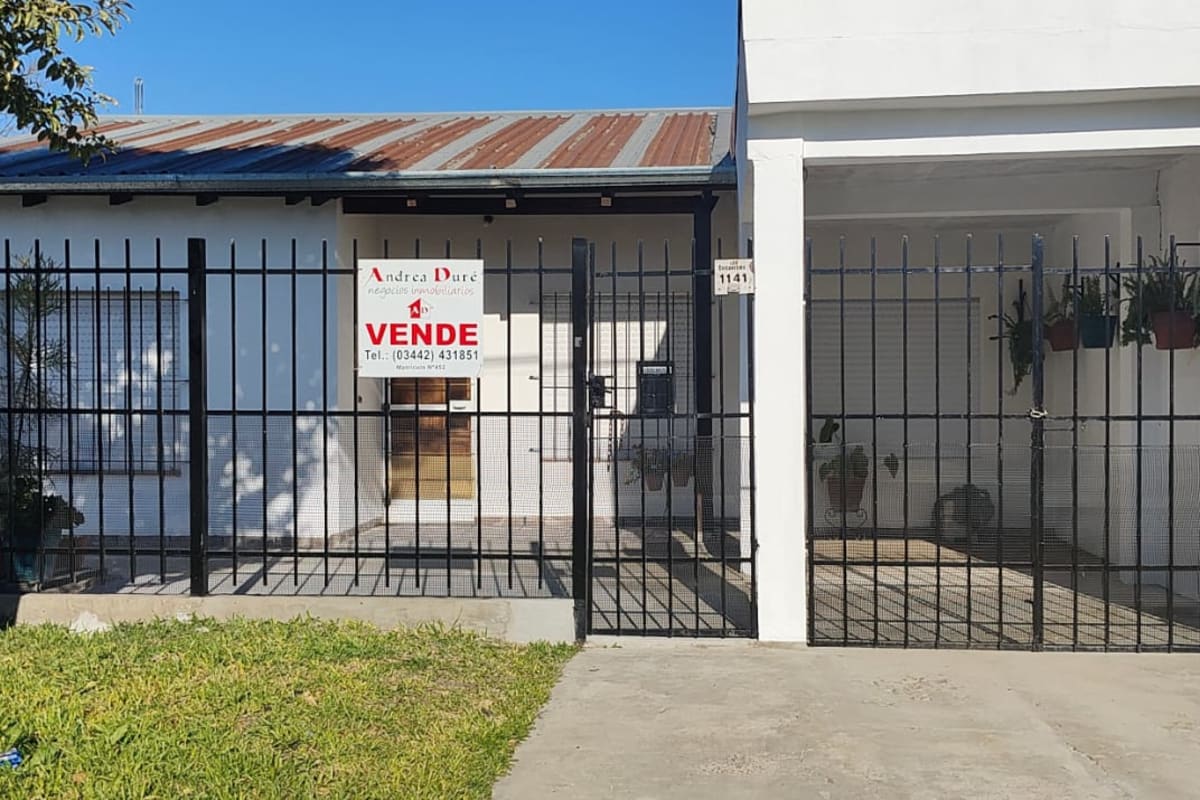 Hermosa Casa de 3 Dormitorios con Amplio Jardín y Cochera – Barrio San Isidro