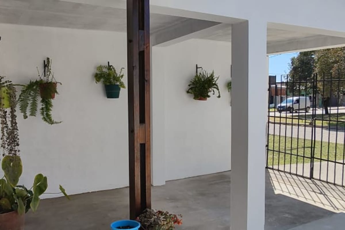 Hermosa Casa de 3 Dormitorios con Amplio Jardín y Cochera – Barrio San Isidro