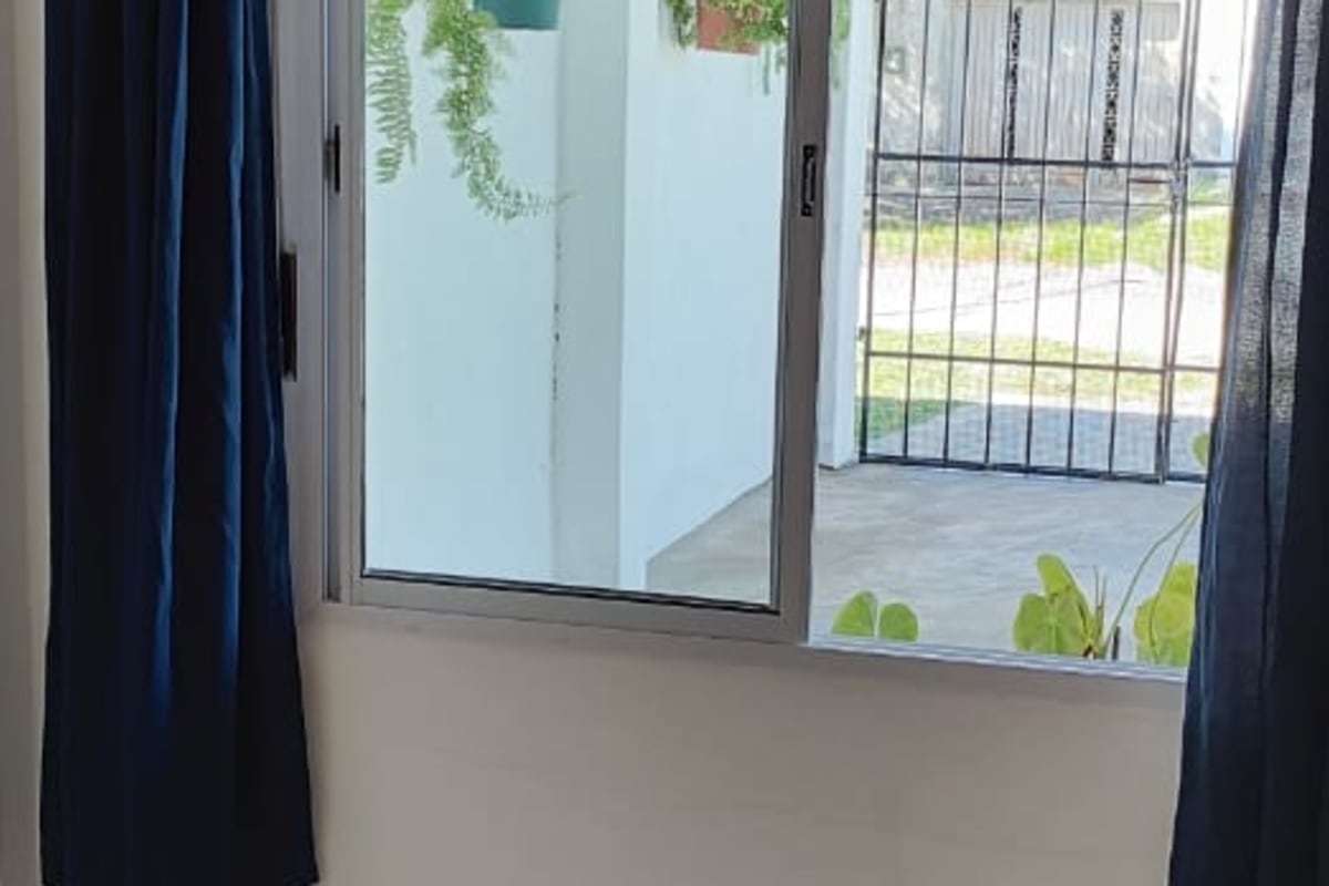 Hermosa Casa de 3 Dormitorios con Amplio Jardín y Cochera – Barrio San Isidro