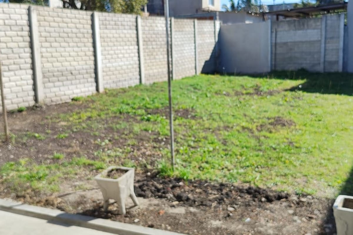 Hermosa Casa de 3 Dormitorios con Amplio Jardín y Cochera – Barrio San Isidro