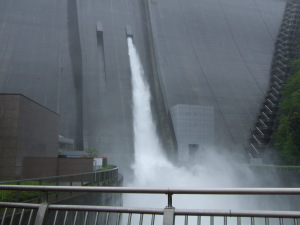 放流する宮ヶ瀬ダム