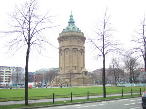 Mannheim の給水塔とその回りの緑地