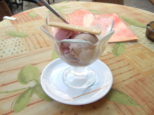 3色アイス、カルフのカフェで