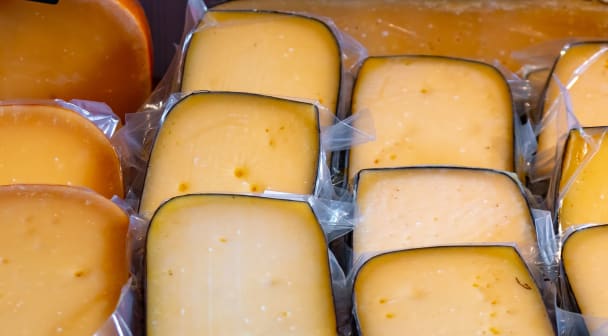 Fromage emballé dans le réfrigérateur