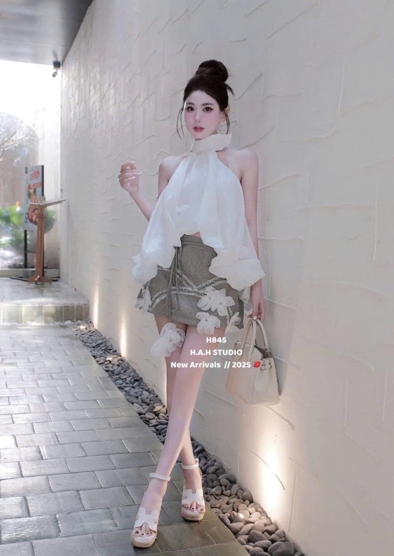 Set áo cổ yếm dáng bí thụng kèm chân váy ngắn đinh hoa tơ cao cấp đi tiệc tại Đà Nẵng size M