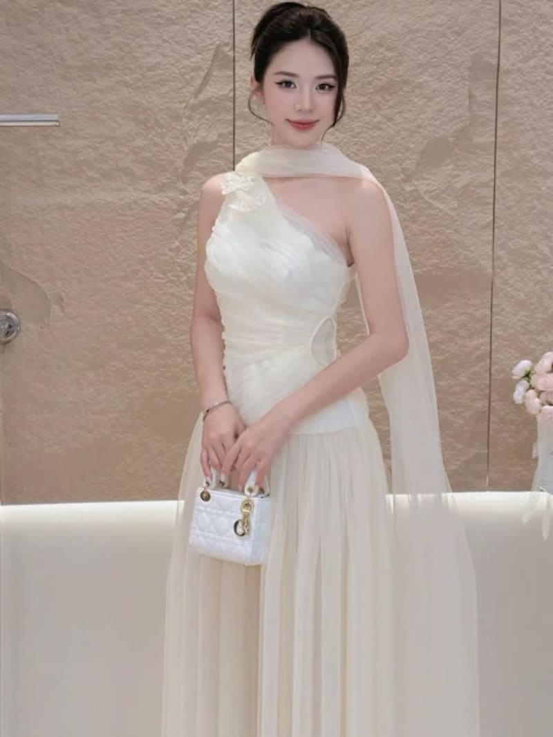 váy trắng tiểu thư công chúa lệch vai voan lưới 3 lớp choker cổ dáng dài đính hồ điệp đi tiệc tại Đà Nẵng size M