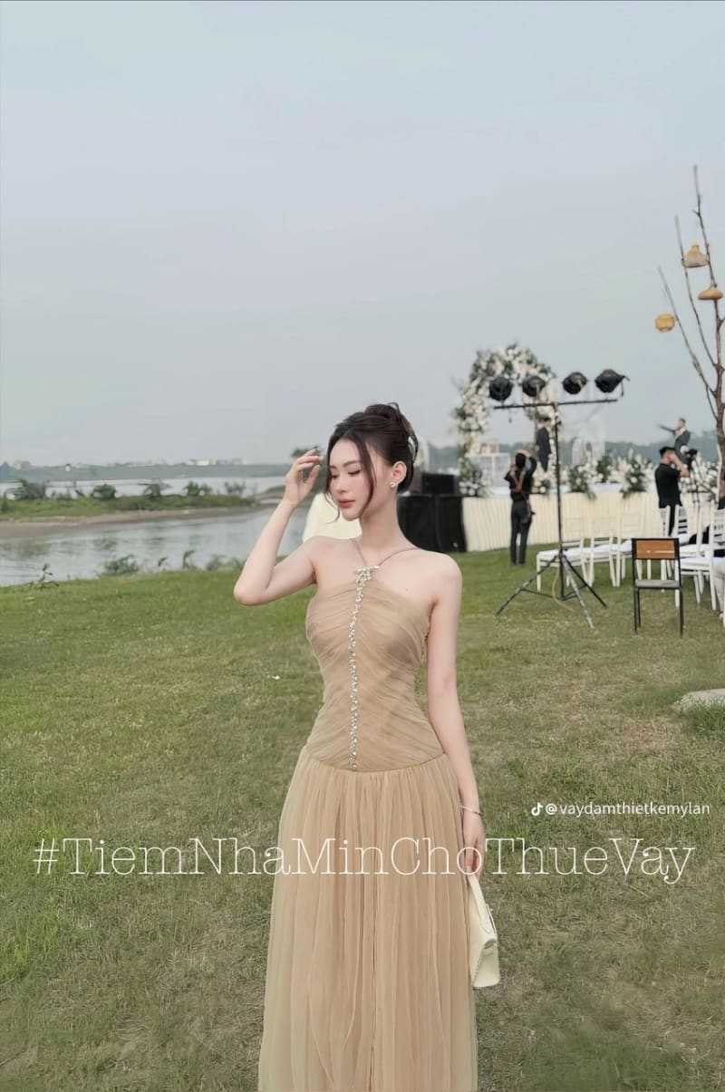 Châu Hy - Váy nu dáng dài yếm đính đá giữa ngực sang chảnh đi tiệc tại Đà Nẵng size L
