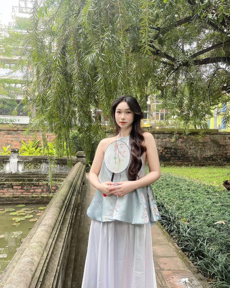 Set yếm áo gấm HỒNG/ XANH/ ĐỎ không hở lưng mix chân váy trắng xòe đi chơi thanh lịch đi tiệc tại Đà Nẵng size M