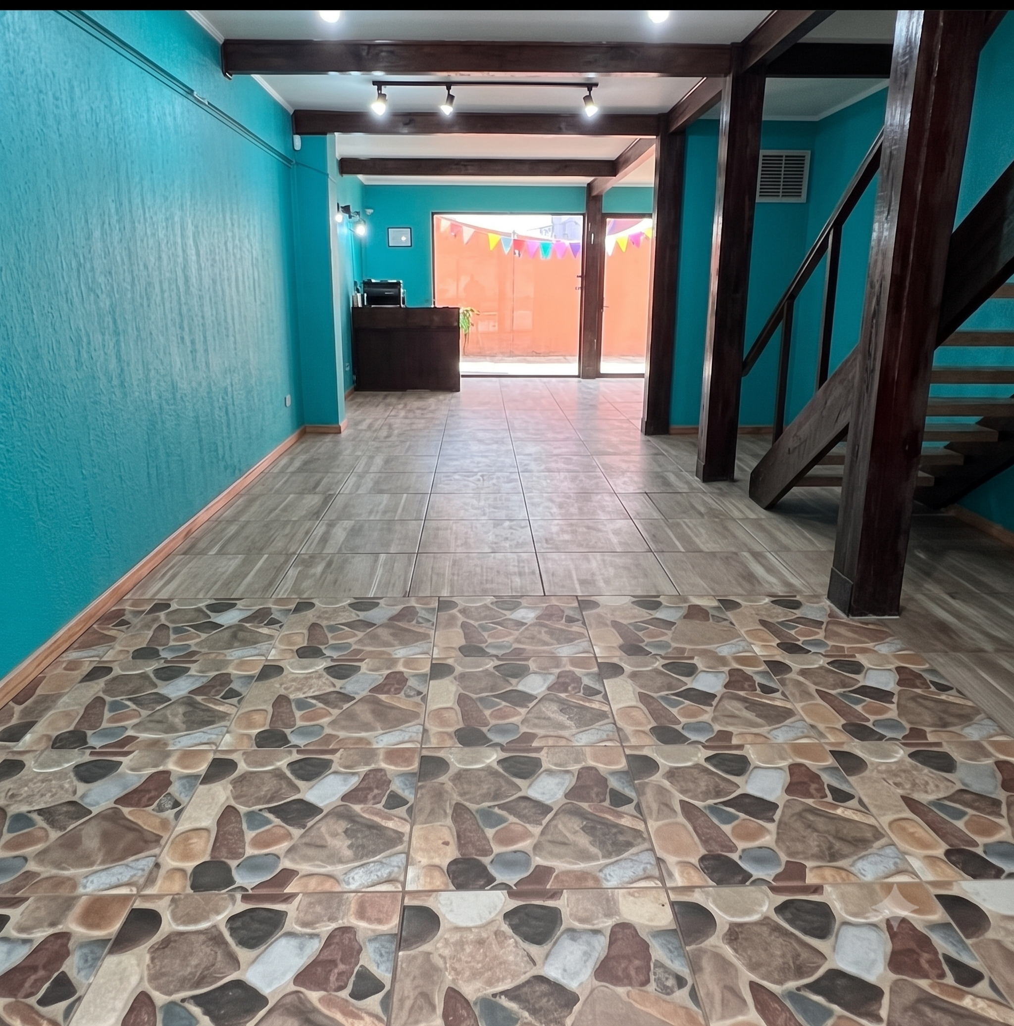 Detalle arquitectónico madera nativa — terminaciones de calidad
