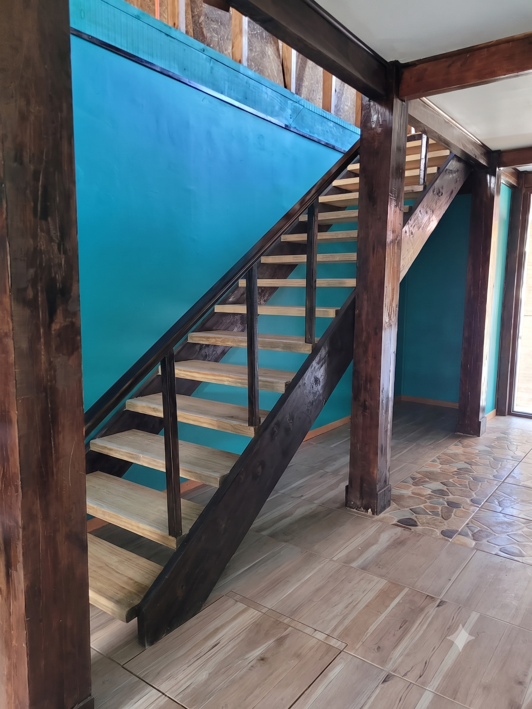 Interior comercial Uruguay 306 — espacio de doble altura en madera nativa