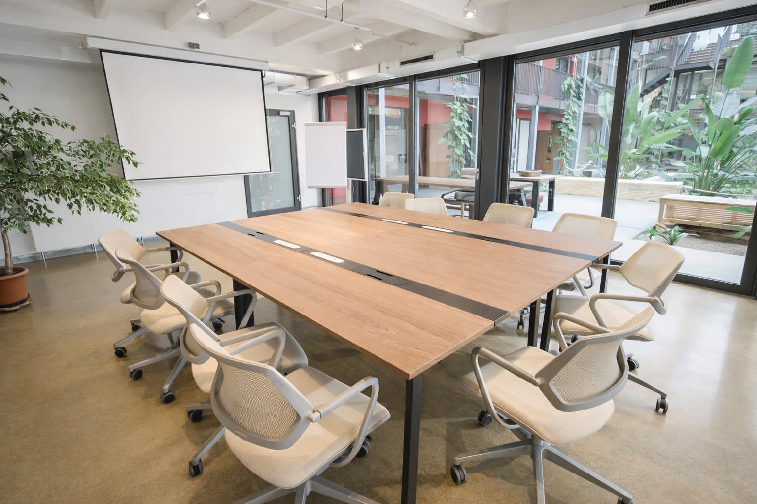 Boardroom-Meetingraum mit professionellem Setup