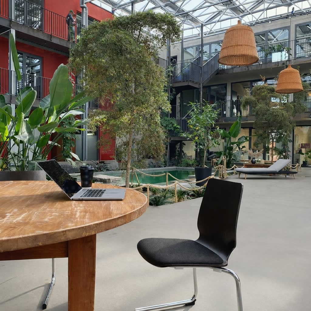 Atrium Flex-Desk Arbeitsbereich mit Gewächshaus-Atmosphäre