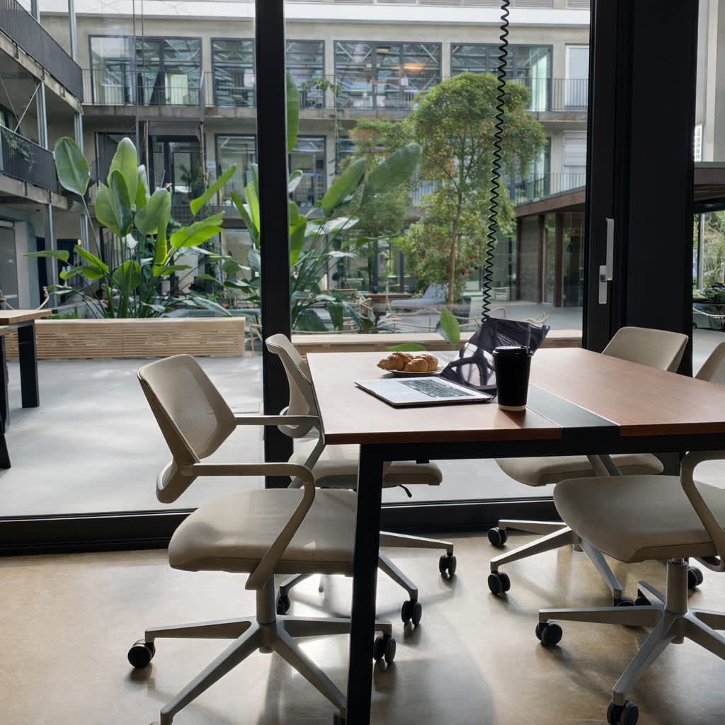 Seminarraum mit flexiblem Desk-Setup für Workshops