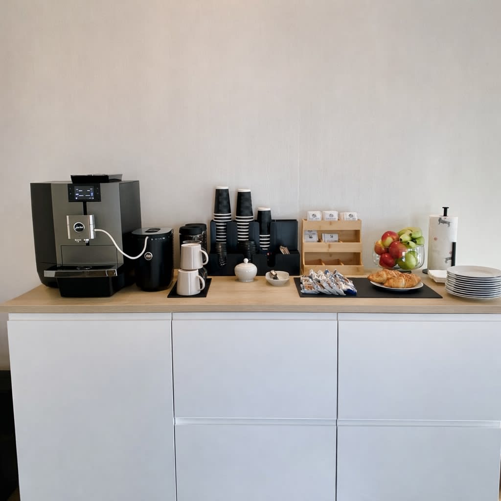 Moderne Küchenzone im Seminarraum von Innergarden