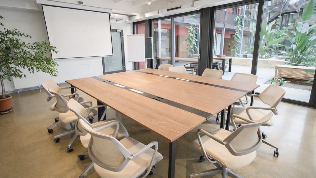 Professioneller Boardroom-Meetingraum für produktive Meetings