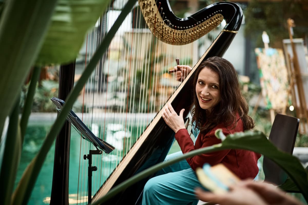Harfenspiel zwischen Pflanzen am Pool im Atrium, artmosphere Vol 2 im Innergarden Schutterwald