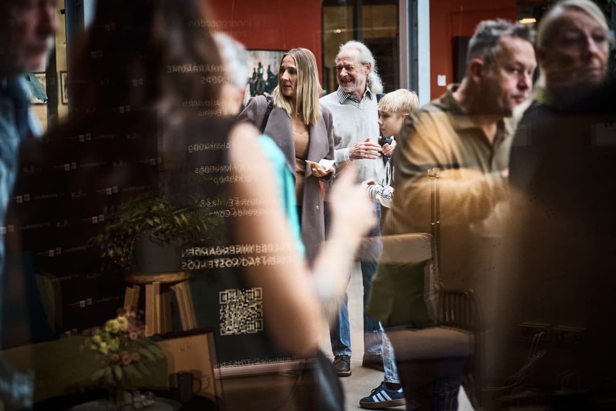 Ankommende Gäste, gespiegelt in der Glaswand, artmosphere Vol 2 im Innergarden Schutterwald